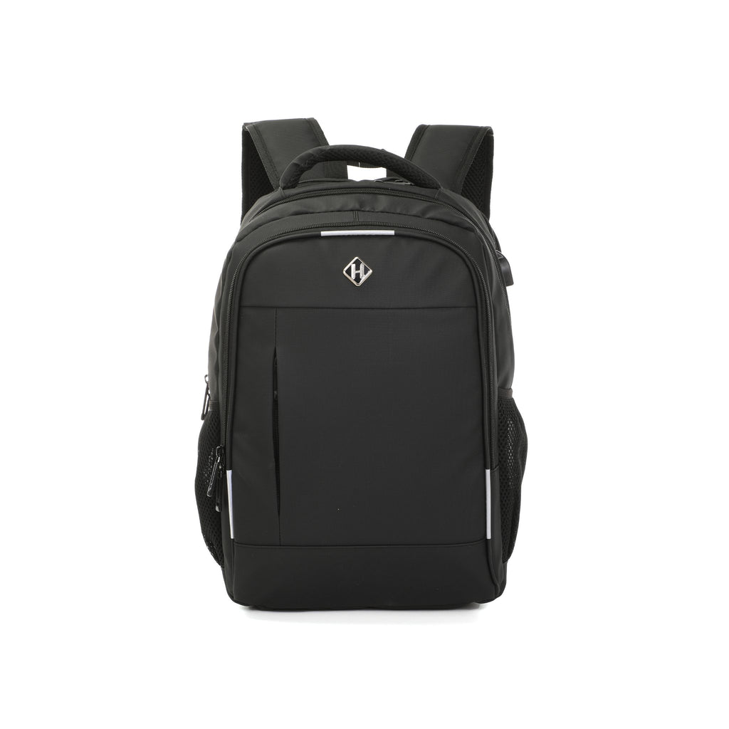 Una mochila de nailon negro con asa superior, correas dobles para los hombros y un logotipo geométrico plateado en el bolsillo delantero, presentada sobre un fondo blanco liso.