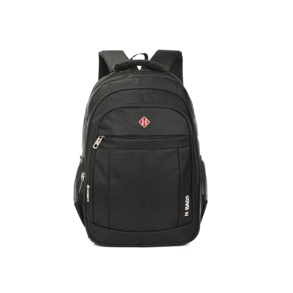 Una mochila negra para portátil de la marca H BAGS, con un bolsillo frontal con cremallera y un pequeño logotipo rojo, sobre un fondo blanco liso.