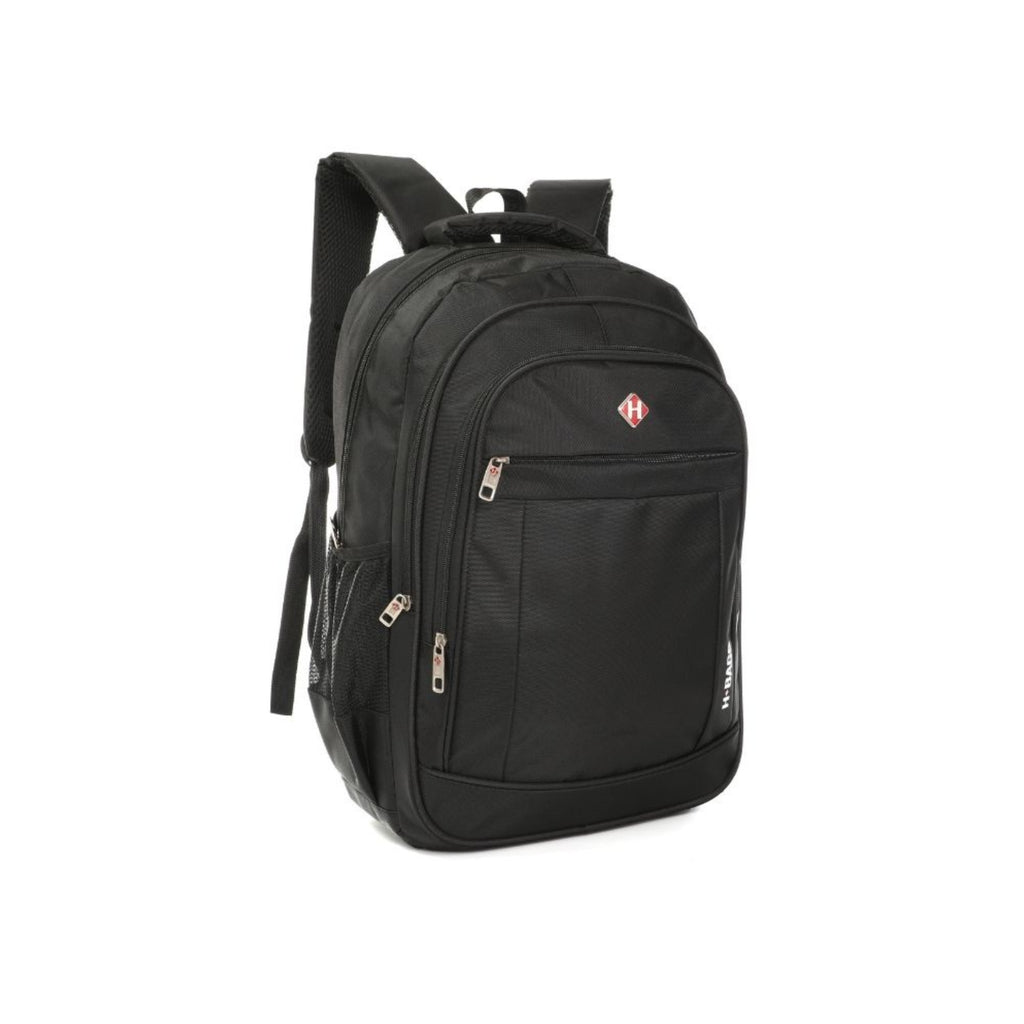 Una mochila de nailon negro con múltiples bolsillos con cremallera y un pequeño logotipo rojo en la parte delantera, mostrada sobre un fondo blanco liso.