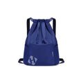 Una mochila de cuerdas de color Azul con un bolsillo frontal, que presenta un logotipo geométrico azul claro y el texto H-Bags en la parte inferior derecha, mostrada sobre un fondo blanco liso.