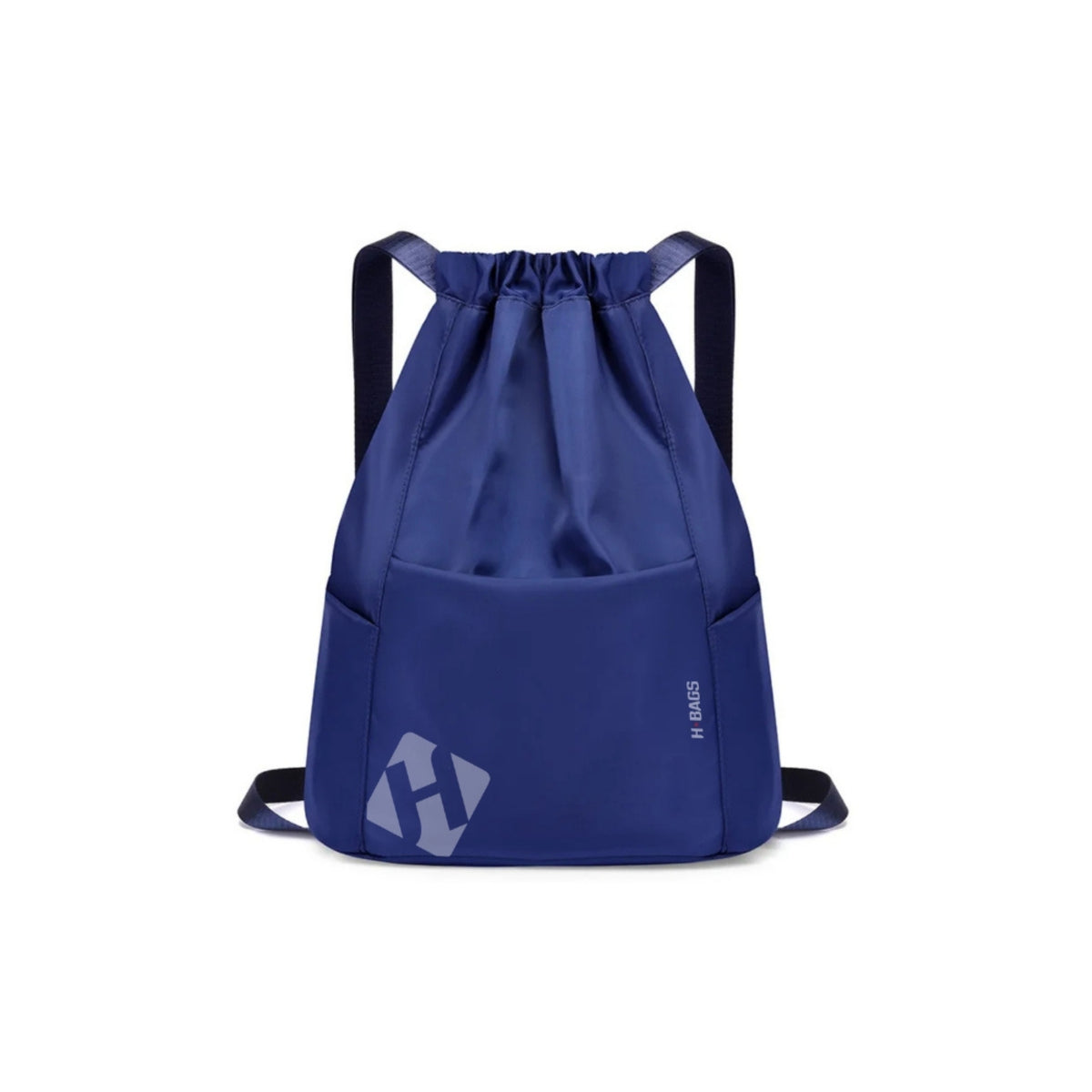Una mochila de cuerdas de color Azul con un bolsillo frontal, que presenta un logotipo geométrico azul claro y el texto H-Bags en la parte inferior derecha, mostrada sobre un fondo blanco liso.