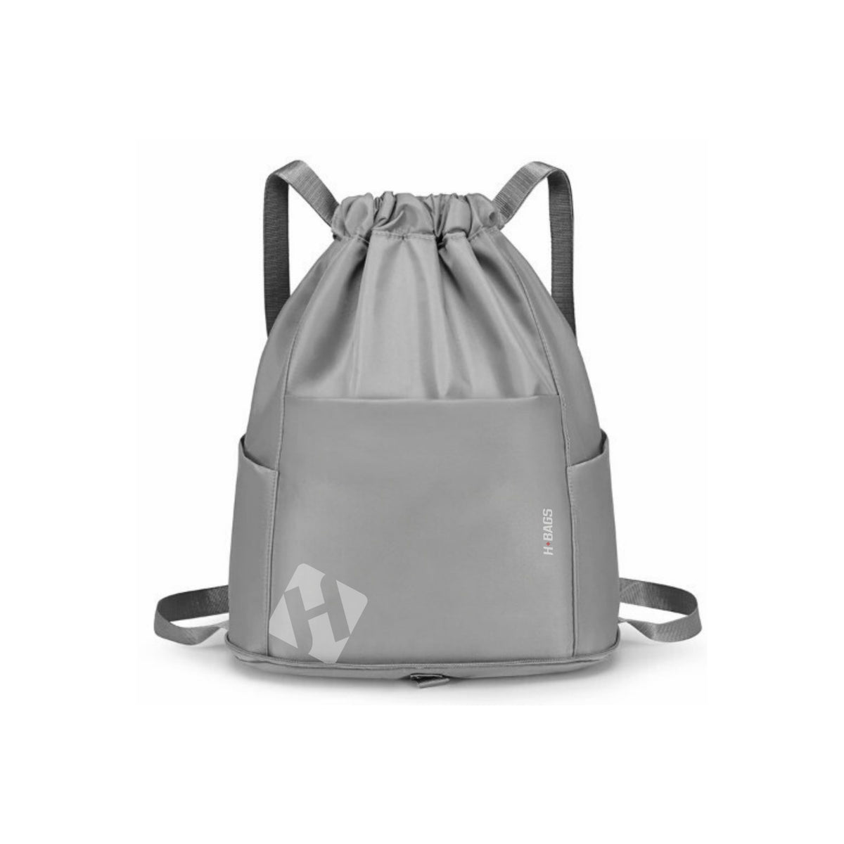 Una mochila de cuerdas de color Gris con un bolsillo frontal, que presenta un logotipo geométrico azul claro y el texto H-Bags en la parte inferior derecha, mostrada sobre un fondo blanco liso.