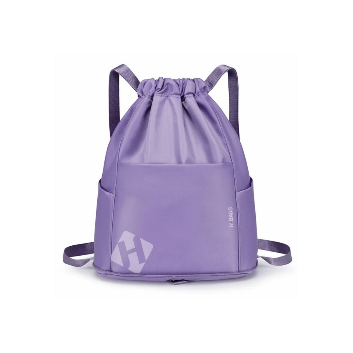 Una mochila de cuerdas de color Lila con un bolsillo frontal, que presenta un logotipo geométrico azul claro y el texto H-Bags en la parte inferior derecha, mostrada sobre un fondo blanco liso.