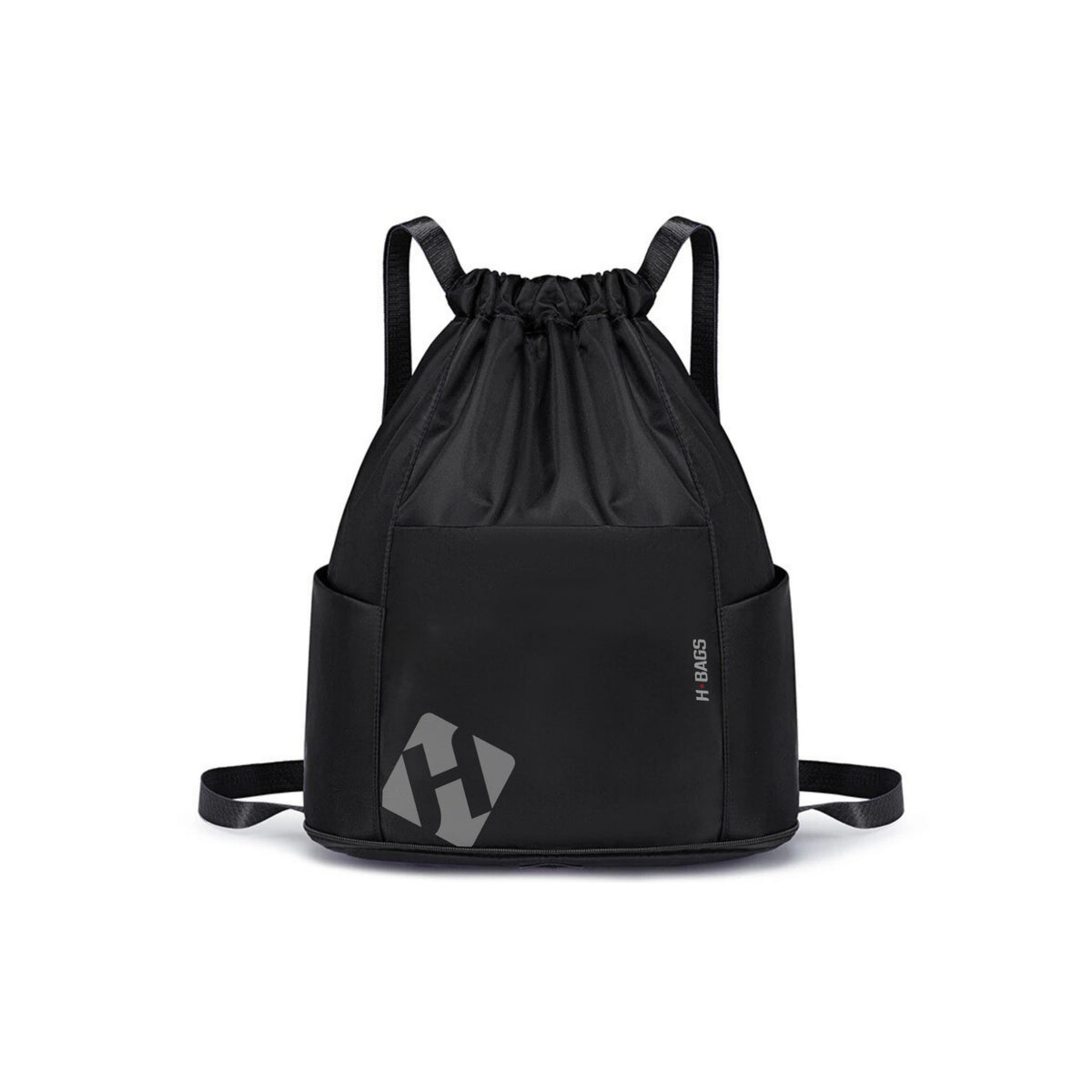 Una mochila de cuerdas de color Negra con un bolsillo frontal, que presenta un logotipo geométrico azul claro y el texto H-Bags en la parte inferior derecha, mostrada sobre un fondo blanco liso.